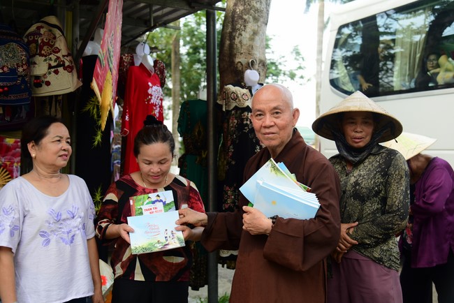 Tham quan và cúng dường chùa Linh Mụ, Huế